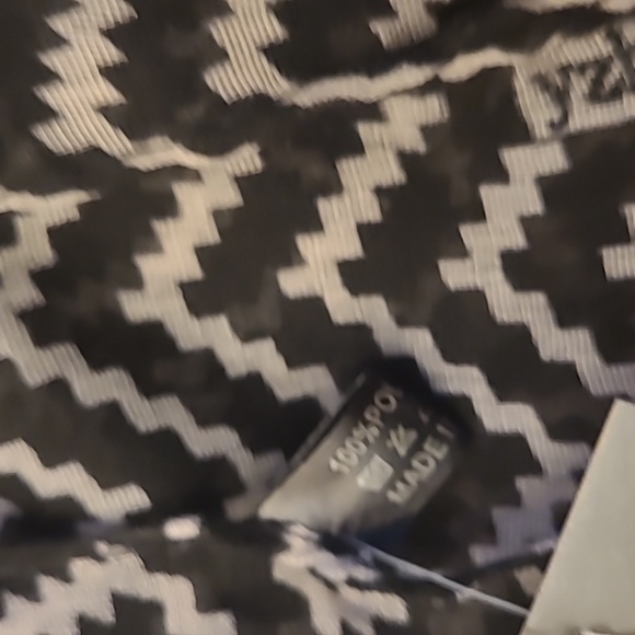 NWT Unbranded Infinity Scarf with Black and White Chevron Pattern - Picture 5 of 7